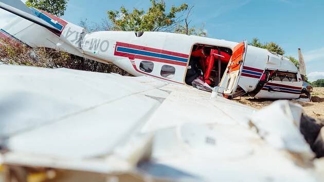 Nouzové přistání letadla v polích u Bartošovic. Pilot skončil v nemocnici