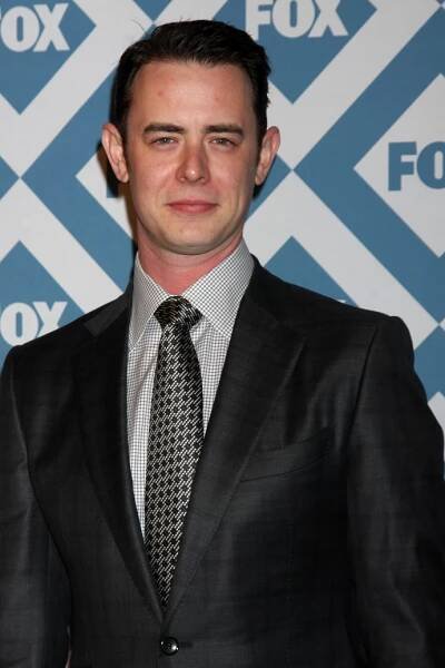 TOM HANKS (65) a COLIN HANKS (43) - Tenhle obličej určitě odněkud znáte. Ano, ten chlapík vypadá úplně stejně jako jeho táta Tom Hanks. Oba disponují notnou dávku hereckého talentu i charismatem. A dveře do filmového světa jim otvírala a stále otvírá i sympatická tvář. Colin zdědil po tátovi nejen oči, ale také bradu a tvar uší.    Ač by Colin díky jmění svého otce nikdy nemusel pořádně pracovat, naplno se vrhl do filmového světa. Po Tomově boku se objevil například v komedii Velký Buck Howard a zkouší štěstí i jako producent a režisér.
