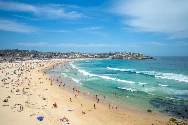 Nejkrásnější pláže Austrálie sbírají „lajky“ po milionech, hostí velryby a lákají turisty i žraloky | Cestovinky