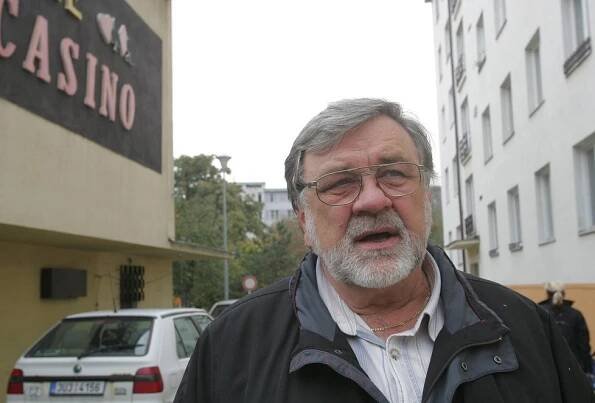 EU nám chce zakázat písmeno Ř, děsil senátor Doubrava. Prý to byla recese