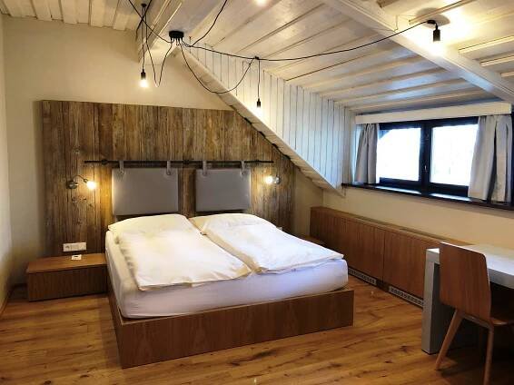 Restaurace s otevřeným ohništěm a stylové ubytování v penzionu - Koliba U černého medvěda
