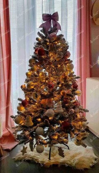 Umělý vánoční stromek Smrk Severský 150cm je zdoben bílými a růžovými ozdobami