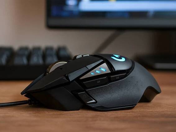 logitech-g502-hero-on-desk