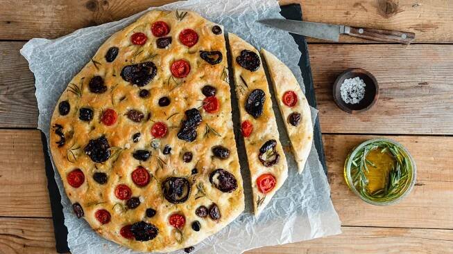 Itálie, kterou chcete zažít: Focaccia s rajčaty, olivami a rozmarýnem