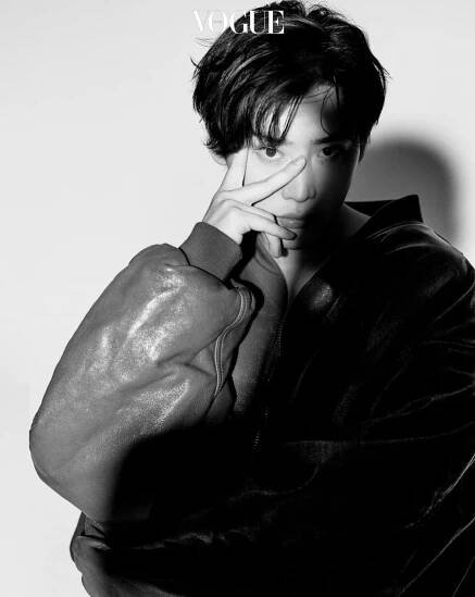 Lee Jong Suk je klidný a uvolněný člověk, který se nezdráhá hrát v akčním thrilleru. Co pověděl o seriálu Big Mouth a filmu