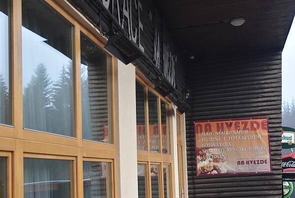 Atrakcí Restaurace na Hvězdě jsou kočičky. Pohladit si je můžete i na terase