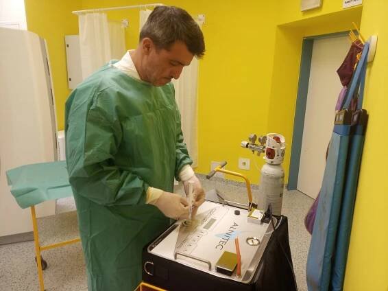 V Nemocnici AGEL Jeseník dokáží pomocí ozonoterapie účinně a šetrně léčit bolest zad – Jesenické noviny on-line