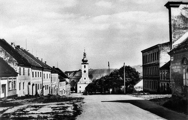 Benešov nad Černou, náměstí s kostelem, pohled k východu; po roce 1945 (sbírka Jiřího Fiedlera).
