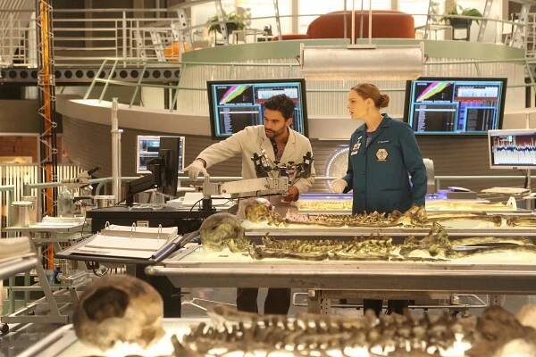 Sběratelé kostí - Muž v cele smrti - Z filmu - Ignacio Serricchio, Emily Deschanel
