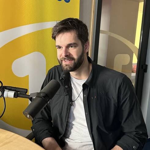Jonáš Ledecký: Obrazy mám raději barevné, ale komiks kreslím po staru tužkou na papír | Host Frekvence 1