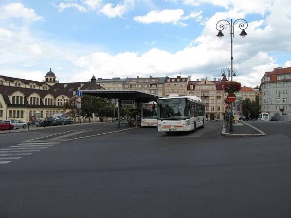 Do autobusu předními dveřmi. Hejtman Karlovarského kraje zrušil regulační opatření