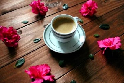 Káva s květinami na dřevěný stůl. — Stock obrázek