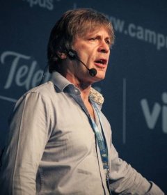 File:Bruce Dickinson at Campus Party (cropped).jpg - Wikimedia Commons