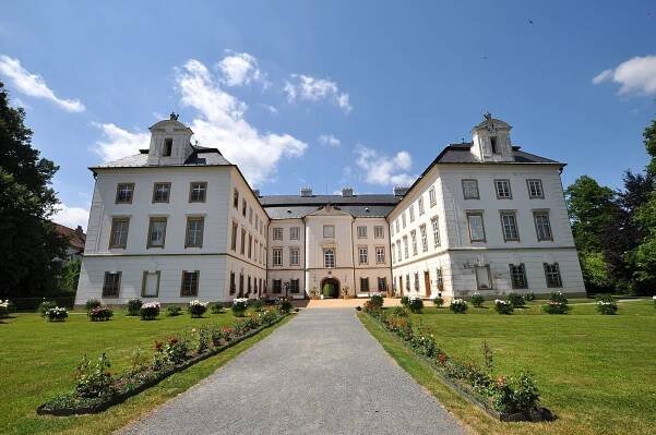 Soubor:Schloss Vizovice (38599248892).jpg