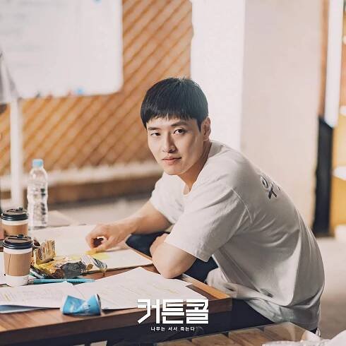 Kang Ha Neul sa v novinke Curtain Call premení na vrúcneho nevlastného vnuka