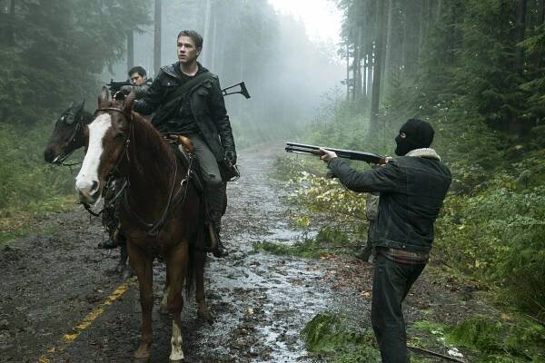Falling Skies - The Pickett Line (S03E07) (2013) | Galerie - Z natáčení | ČSFD.cz