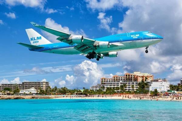 klm asia royal dutch airlines boeing 747-400 letadlo sint maarten letiště - svatý martin malé antily - stock snímky, obrázky a fotky