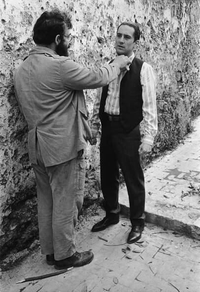 Robert De Niro and Francis Ford Coppola in Kmotr II (1974)