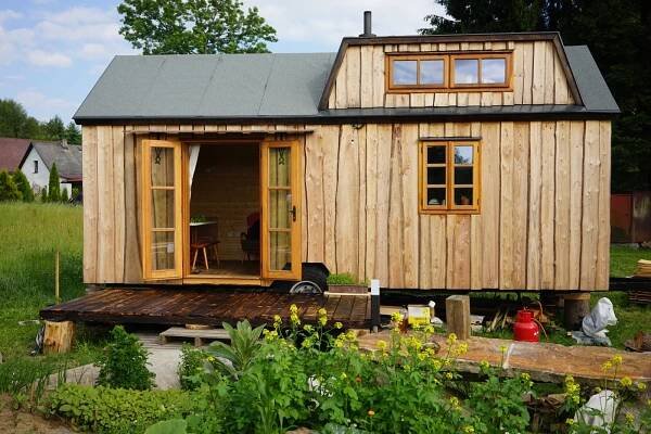 Tiny house: Šance na levnější bydlení. Je až neuvěřitelné, co se dovnitř vejde