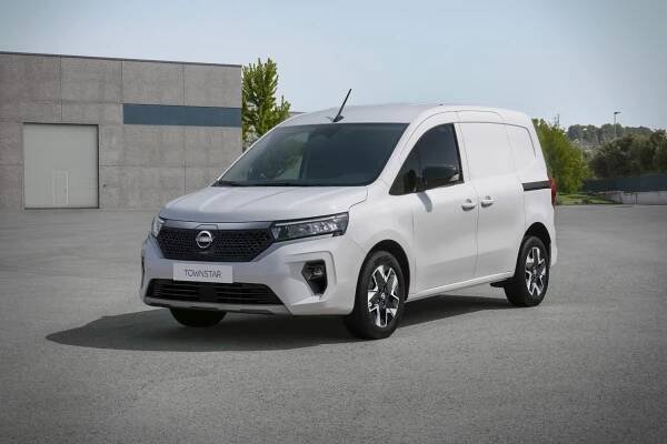 Nissan představuje užitkové novinky a mění značení svých vozů. Co říkáte na Interstar, nepřipomíná vám Renault?