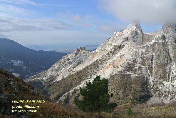 Alpi Apuane e cave di marmo - Più di mille fatti e storia locale