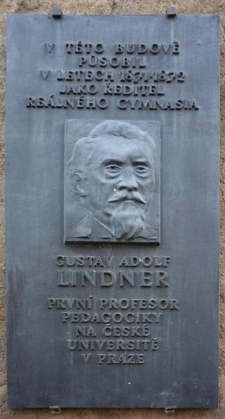 Pamětní deska Gustava Adolfa Lindnera na fasádě domu č.p. 109