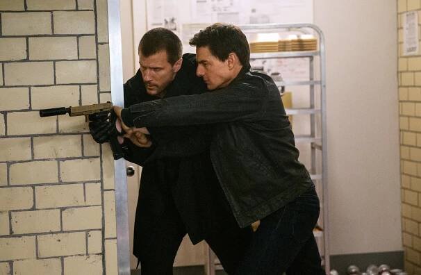 Tom Cruise and Patrick Heusinger in Jack Reacher: Nevracej se (2016)