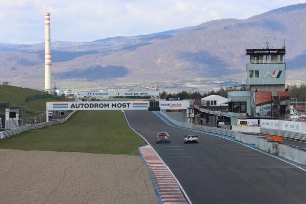 FOTO: Autodrom hostil další ročník vytrvalostního závodu Le Most