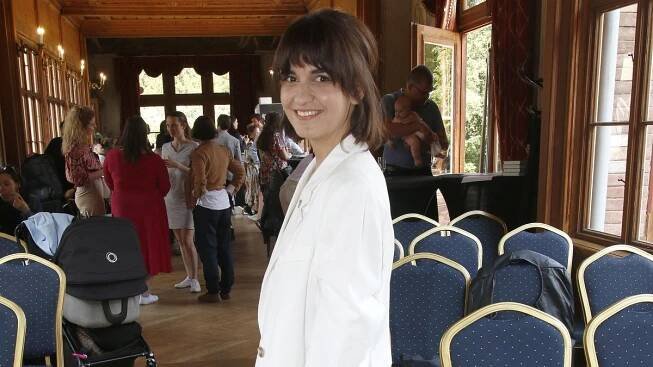 Pavla Dostálová z Jedné rodiny je dcerou bývalého ministra kultury. Ve škole si kvůli tomu užila své