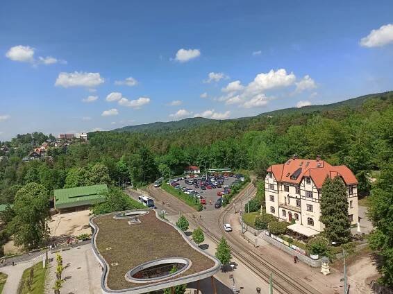 Fotografie - Pohled na Parkoviště Zoo Liberec - vstup z rozhledy Lidové sady - 05.06.2021