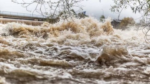 Velká voda na severu Argentiny smetla most otevřený před měsícem. Lidé jsou bez elektřiny
