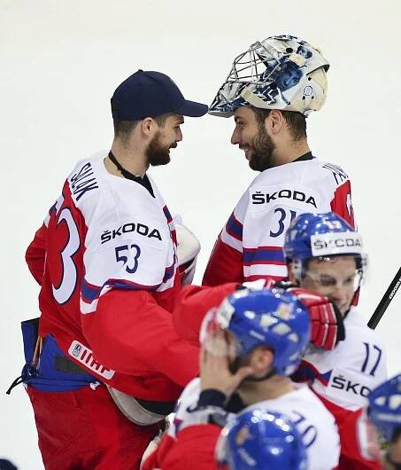 Alexander Salák (vlevo) gratuluje Ondřej Pavelcovi po zápase s Lotyšskem