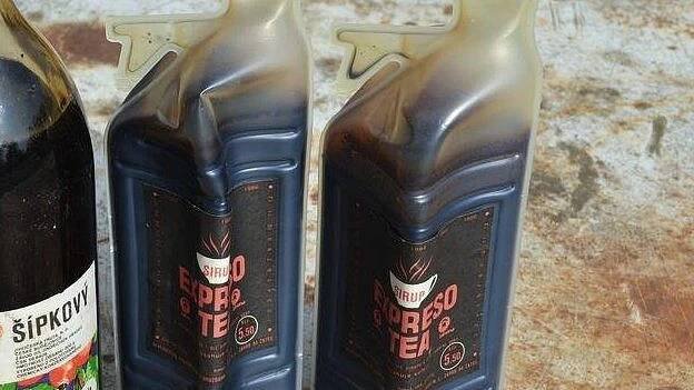 Pamatujete čajový sirup Expreso tea? Dal si využít k přípravě horkého i studeného čaje a hezky voněl rumem
