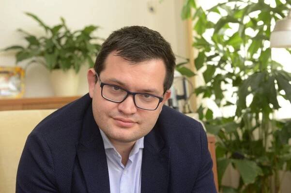 Chvojka jde po lobbistech: Zveřejní politikům diáře a omezí vstup do Sněmovny?