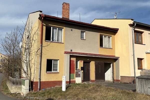 Fotografie nemovitosti - Chanovice; řadový rodinný dům (4+1; cca 150 m2) s garáží a zahradou