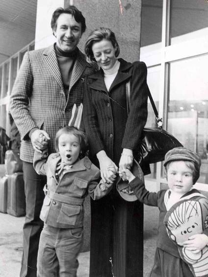 Robert Stephens with his wife Maggie Smith and children Toby and Christopher, UK - May 4, 1972 Northcliffe Collection - Maggie Smith They were divorced in April 1975