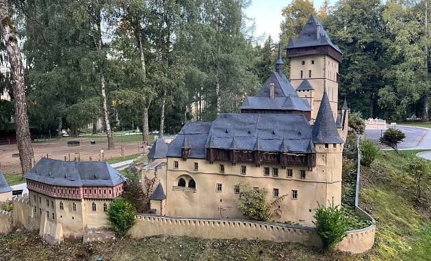 V parku miniatur vyhořel stánek s občerstvením. Žár poškodil model Karlštejna