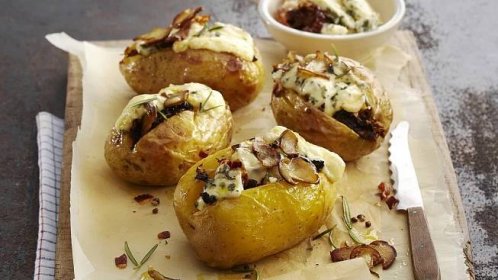 Pečené brambory plněné nivou a houbami