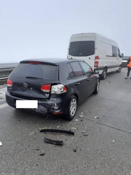 Dálnici D1 na Žďársku uzavřela série nehod. Srazilo se tam celkem 20 aut