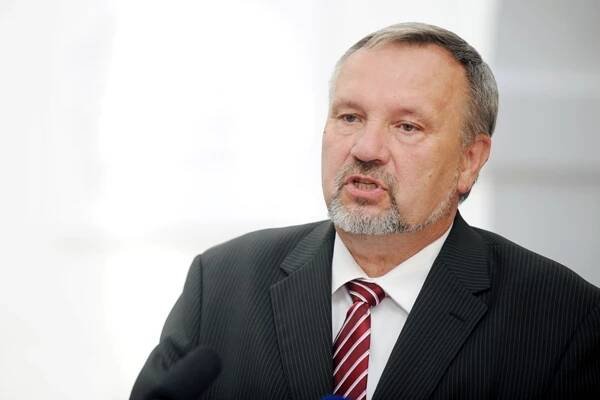 Poslanec KSČM Kováčik je s těžkým úrazem v nemocnici. Spadl ze střechy