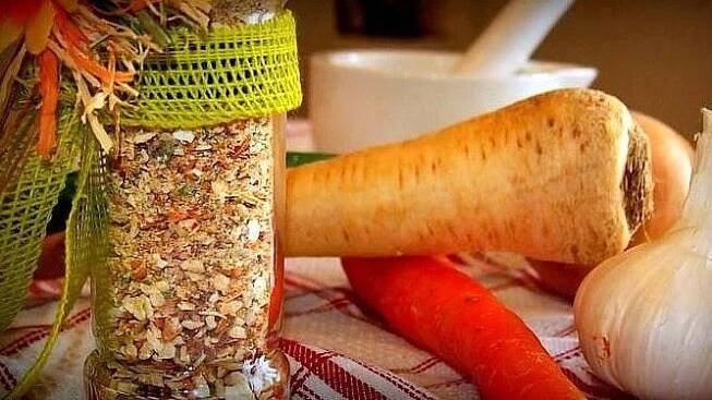 Velký manuál sušení zeleniny: Jak sušit na vzduchu, jak v troubě a jak v sušiče. Plus recept na domácí vegetu!