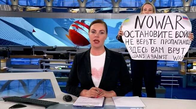 Journalist interrupts live Russian state news broadcast to denounce invasion of Ukraine