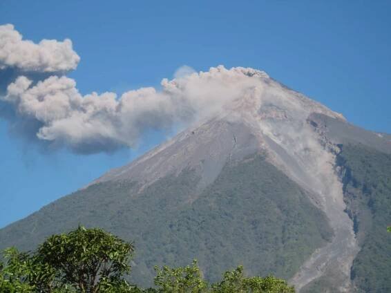 Po další erupci sopky byla v Guatemale evakuována téměř tisícovka lidí - WN24.cz - World News 24