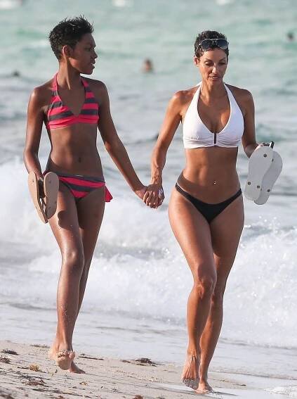 Exmanželka Eddieho Murphyho je dvojnicí Halle Berry! V pětačtyřiceti a po pěti dětech má neskutečné tělo