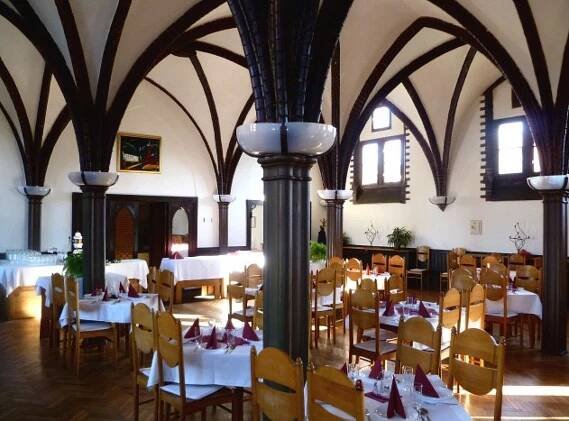 Restaurant Červený zámek Hradec nad Moravicí | Apetee