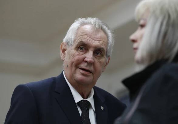 První dámou je Zemanova druhá manželka Ivana.