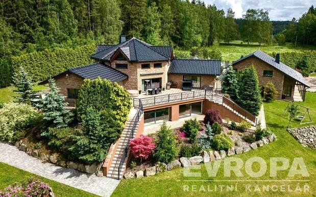 Rodinné sídlo 618m2, dům, vila v malebné přírodě, výhledem, dům pro hosty 2+1, garáž 130m2, wellness