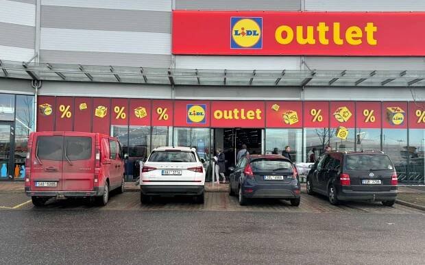 Galerie: Lidl Outlet brali lidé v Praze útokem. Teď v metropoli končí a přesouvá se na Moravu - Galerie - Echo24.cz
