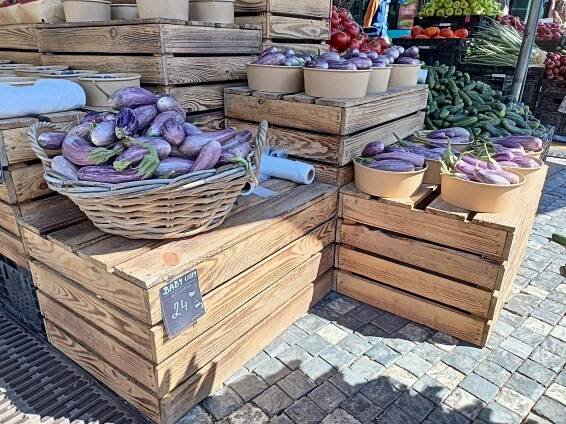 Sezónní hity farmářských trhů: Jahody, rajčata a brambory. Jaký je výběr a ceny?