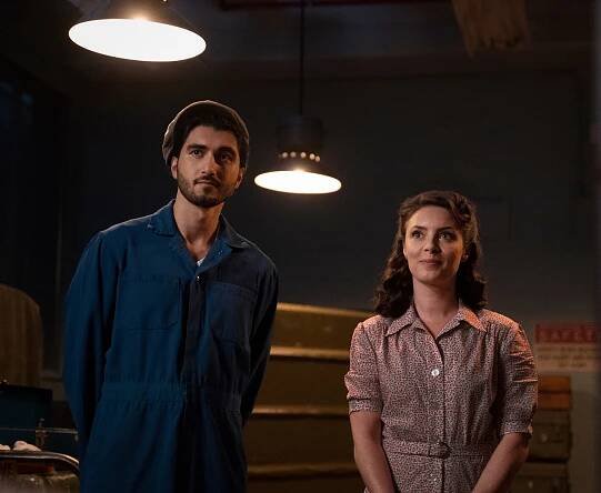 Shayan Sobhian, Amy Louise Pemberton - Legendy zítřka - A Woman's Place Is in the War Effort! - Z filmu